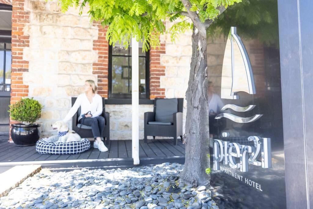 Pier 21 Riverside Aparthotel 4*