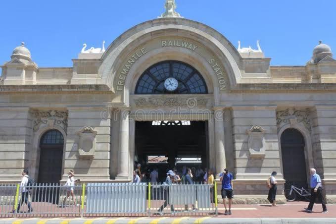 Heart Of Fremantle: Chic 2-bed In Prime Location Apartment