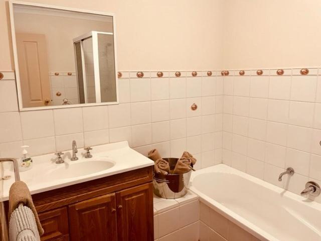 Super Spacious 3 Bedrooms 3 Bathrooms Holiday home Fremantle