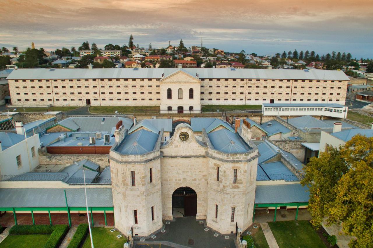 Stroll To Fremantle's Core Apartment