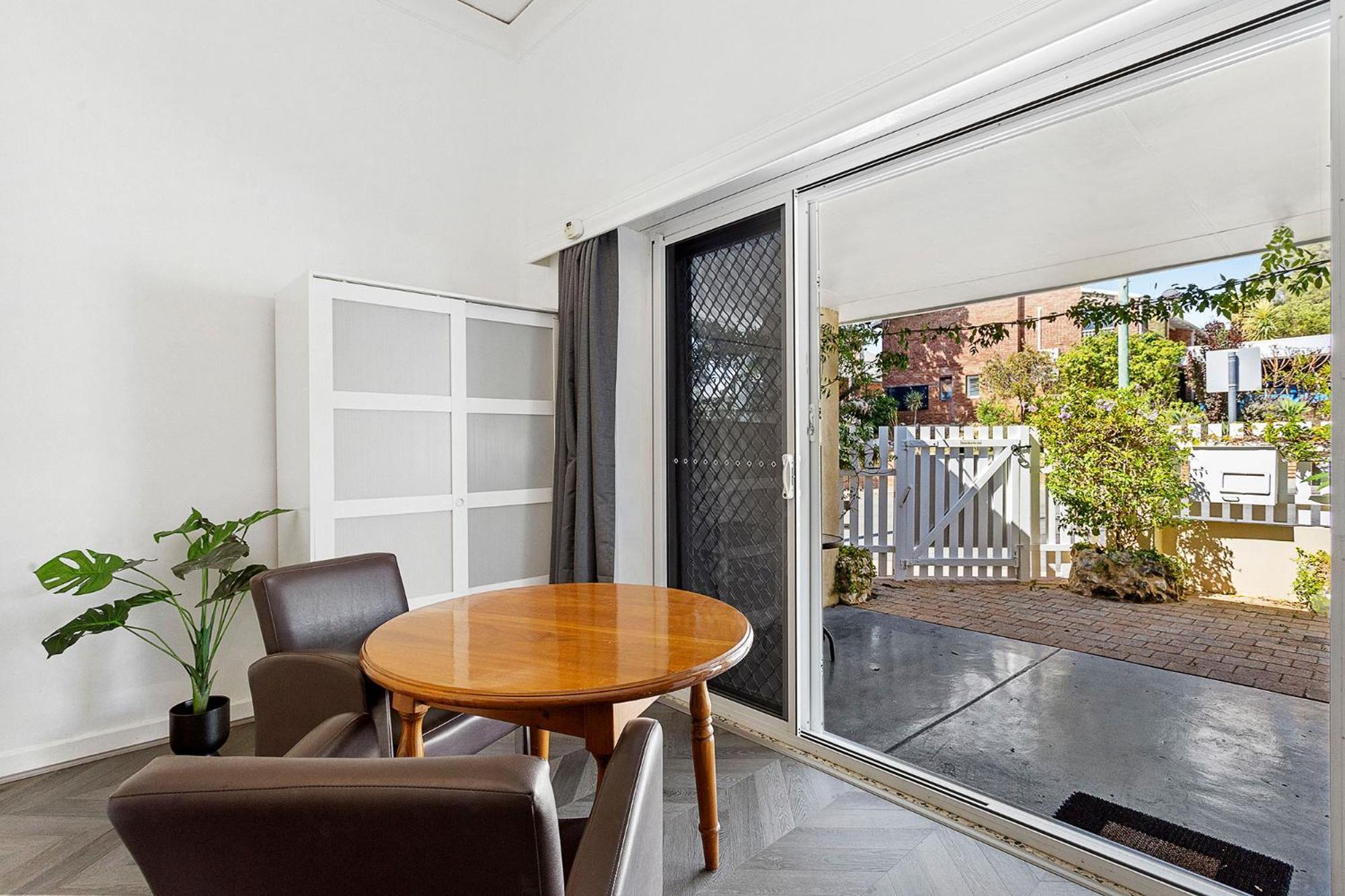 Stroll To Fremantle's Core Apartment