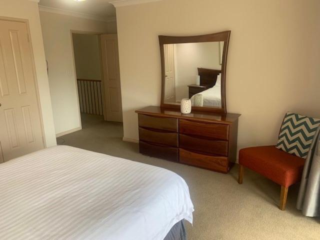 Super Spacious 3 Bedrooms 3 Bathrooms Holiday home Fremantle