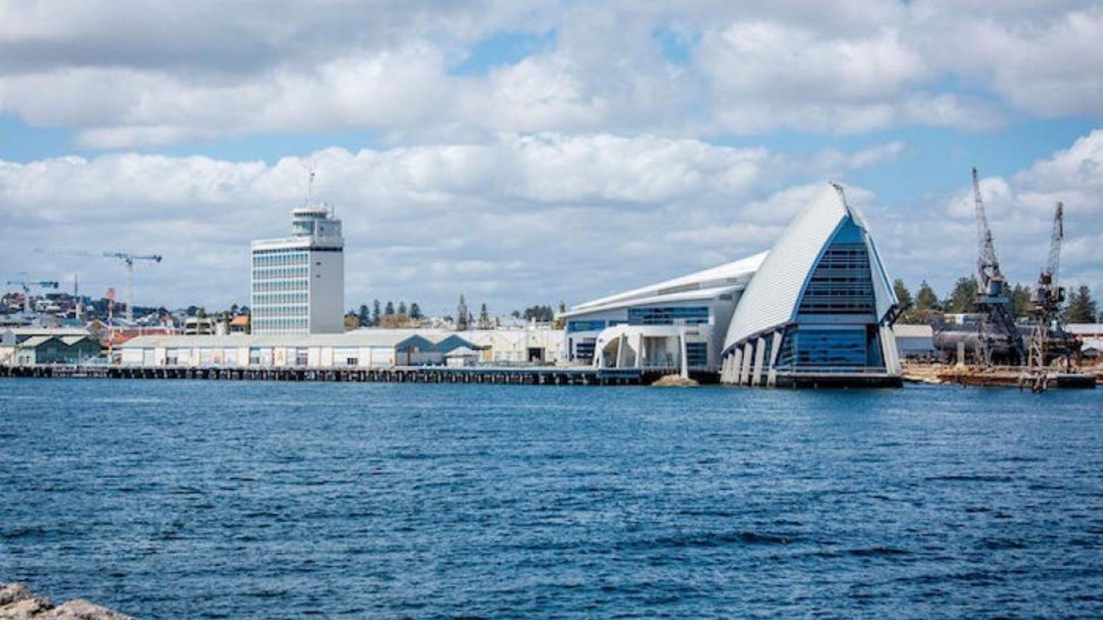 Stroll To Fremantle's Core Apartment