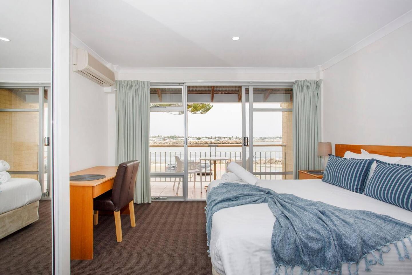 Apartment Mariners Lookout On The Harbour