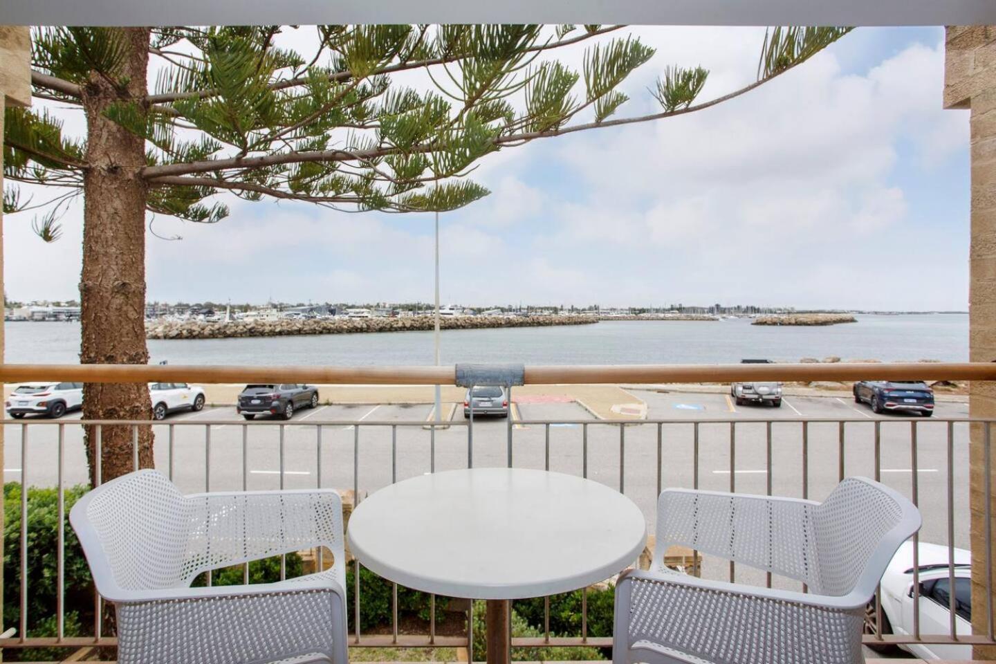 Mariners Lookout On The Harbour Apartment *