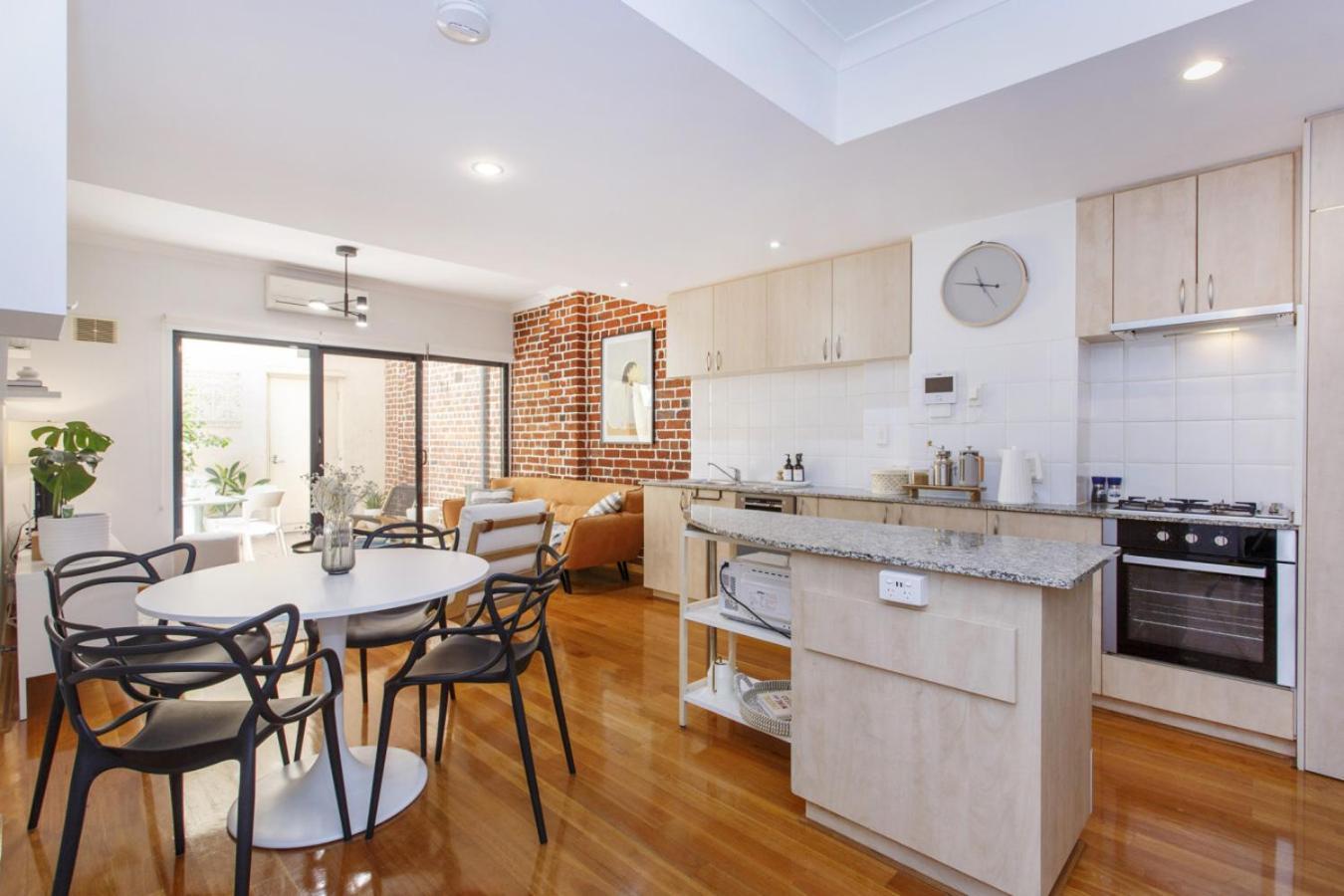 West End Courtyard Retreat Apartment
