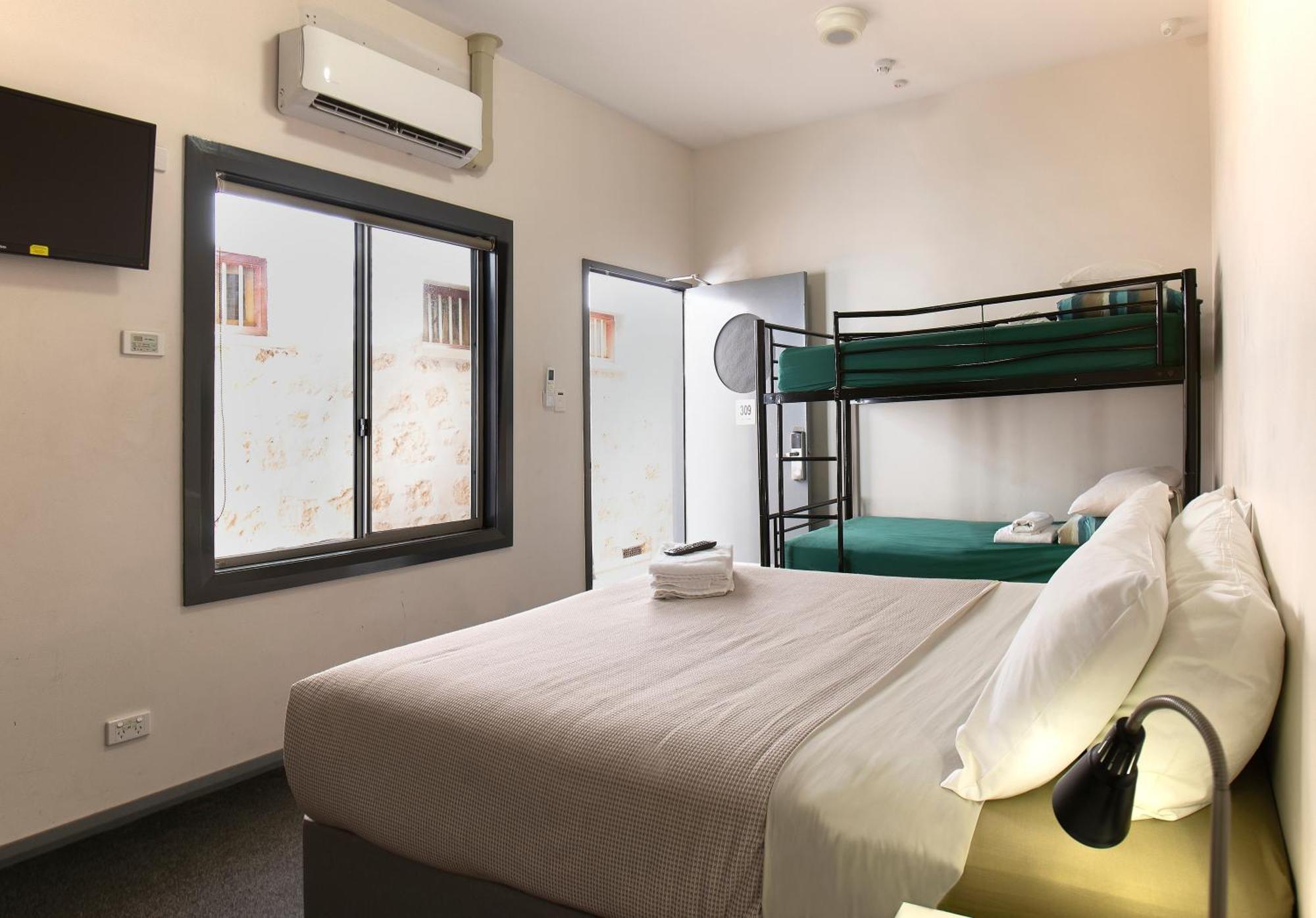Yha Prison Hostel *