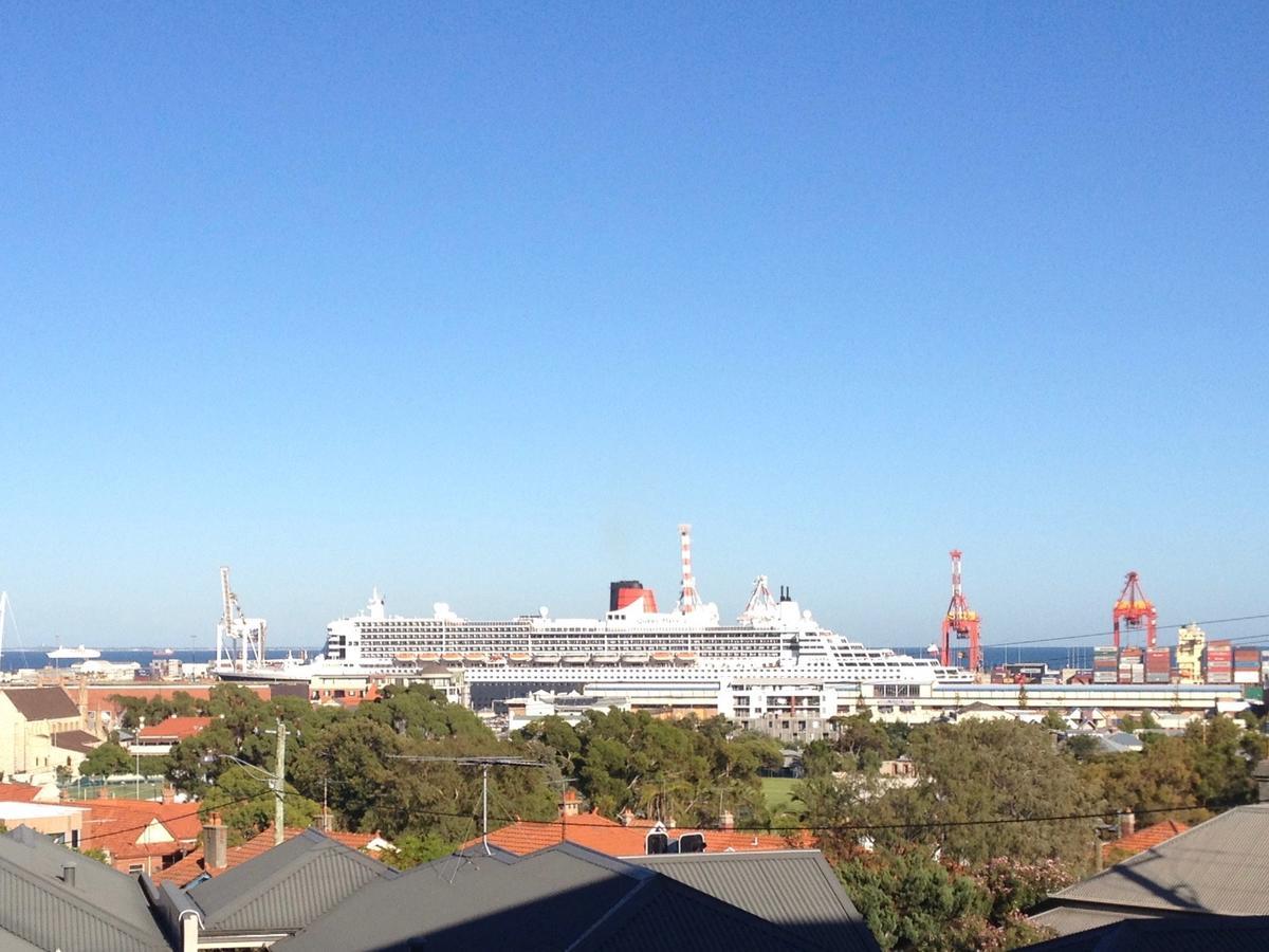 Apartment 204 With Harbour, Ocean And Sunset Views From The Balcony