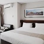 Fremantle Boutique Accommodation - Maand Up