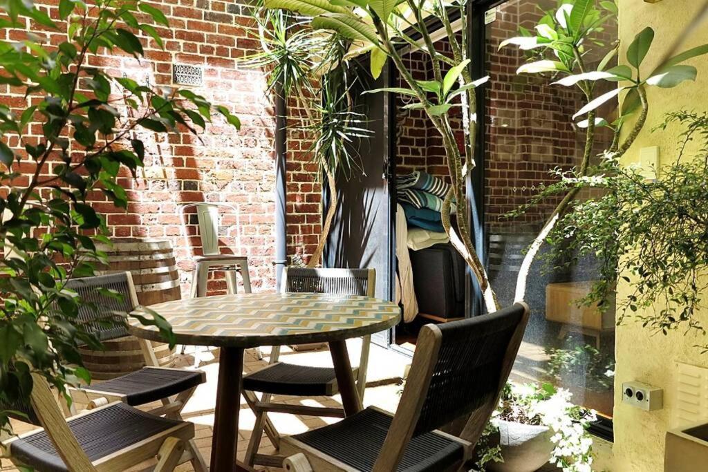 Underwater Oasis Freo - 2brm With Courtyard & 1 Car Bay Apartment *